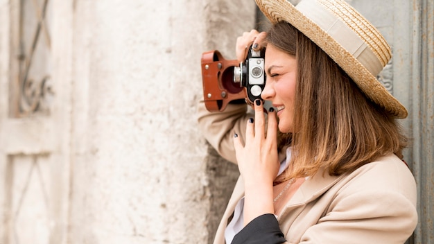 Photo gratuite vue latérale femme prenant des photos