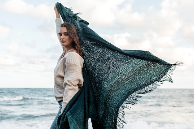 Photo gratuite vue latérale d'une femme profitant de son temps à la plage