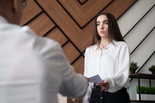 Photo gratuite vue latérale femme quittant le travail