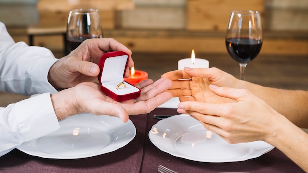 Photo gratuite vue latérale d'une femme recevant une bague de fiançailles