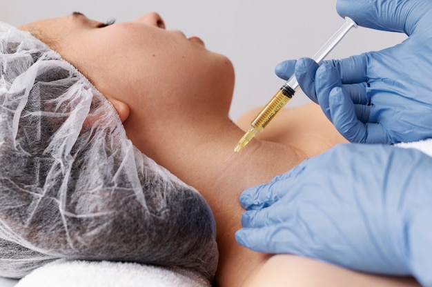 Vue latérale femme recevant un traitement prp du cou