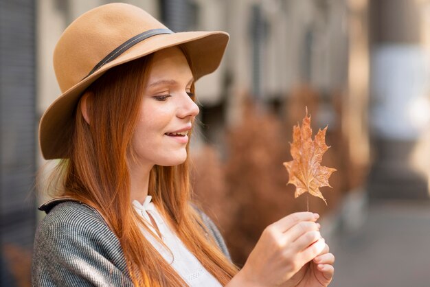 Vue latérale femme regardant feuille