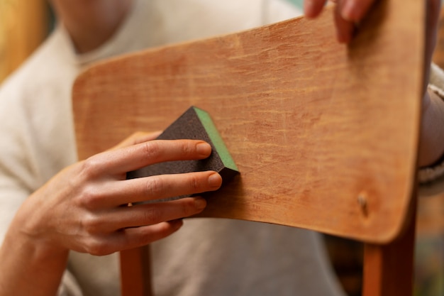 Vue latérale femme restaurant une chaise en bois