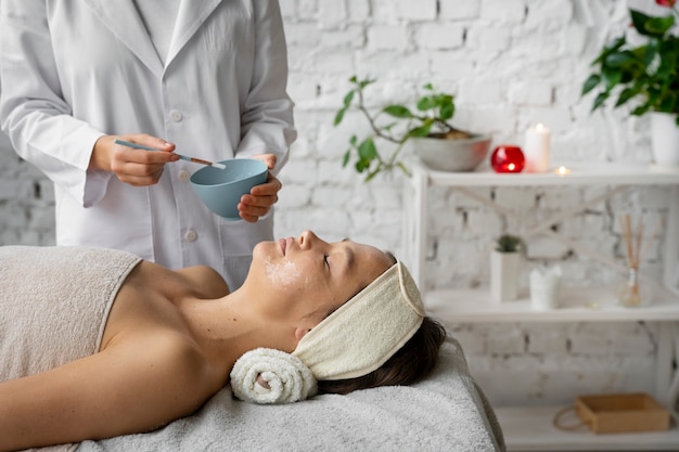 Vue latérale femme se faire masser au spa