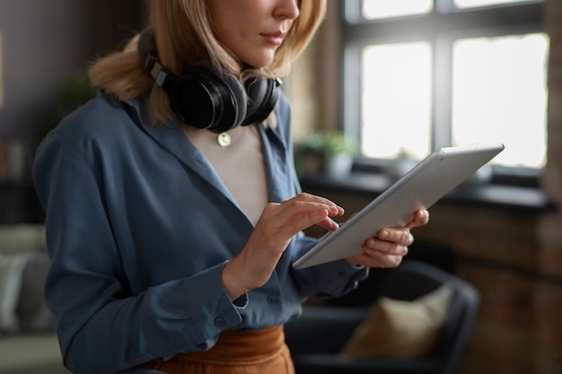 Photo gratuite vue latérale femme se prépare pour le podcast