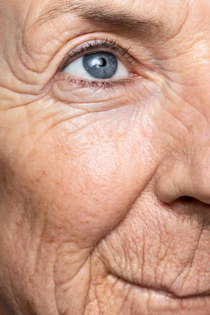 Vue latérale femme senior aux yeux bleus