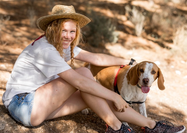 Vue latérale femme et son chien