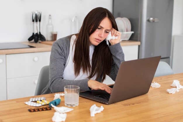 Vue latérale femme souffrant d'allergie