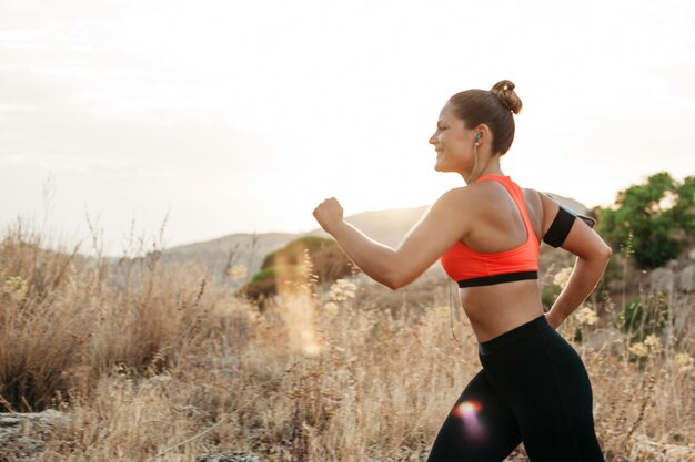 Vue latérale de la femme sportive en cours d&#39;exécution