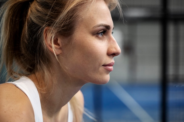 Photo gratuite vue latérale femme sportive jouant au jeu