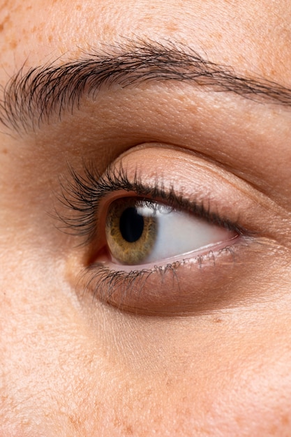 Vue latérale femme avec des taches de rousseur