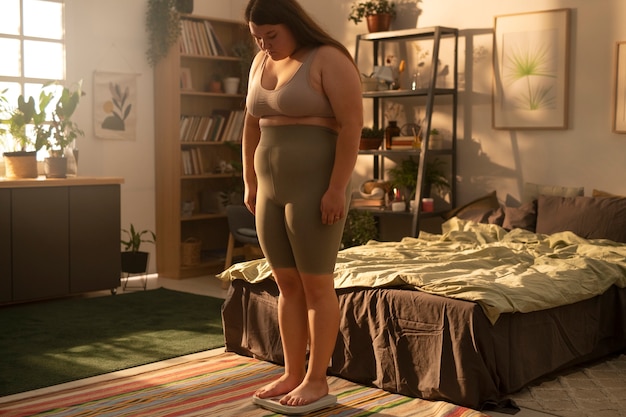 Photo gratuite vue latérale femme de taille plus à l'échelle