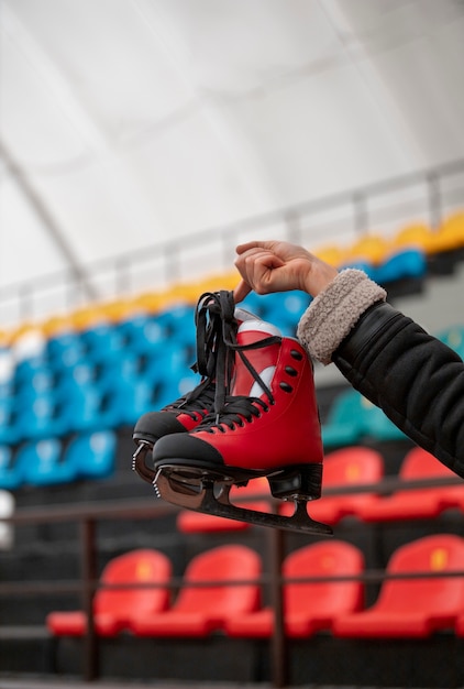 Vue latérale femme tenant des patins à glace