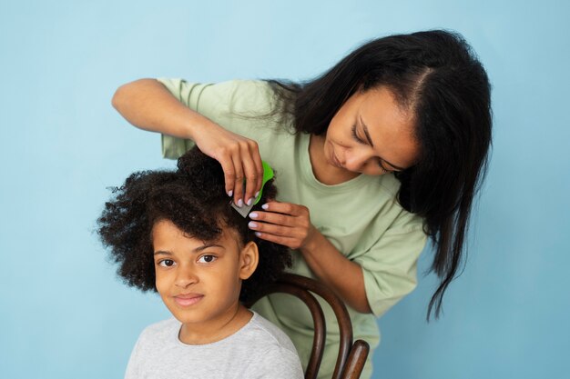 Vue latérale femme tenant un peigne à cheveux