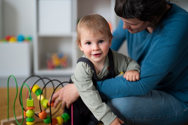 Vue latérale femme tenant petit enfant