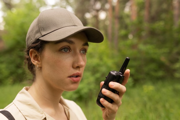 Vue latérale femme tenant un talkie-walkie
