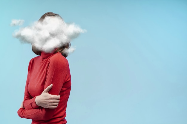 Vue latérale femme avec tête en forme de nuage