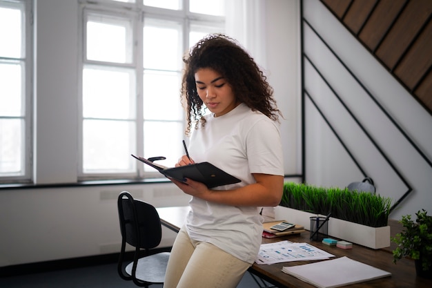 Vue latérale femme travaillant au bureau