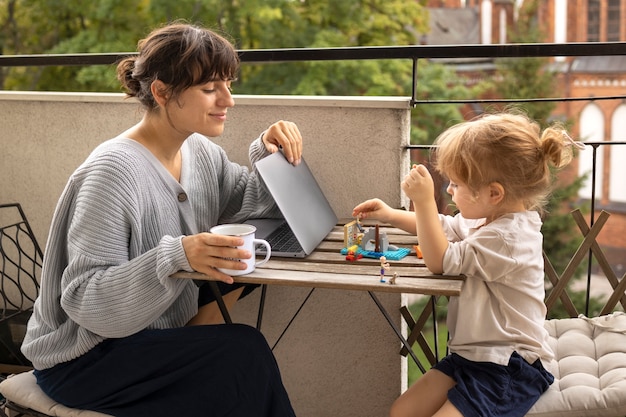 Vue latérale femme travaillant sur balcon