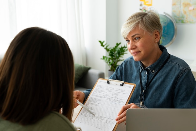 Vue latérale femme travaillant comme agent de voyage