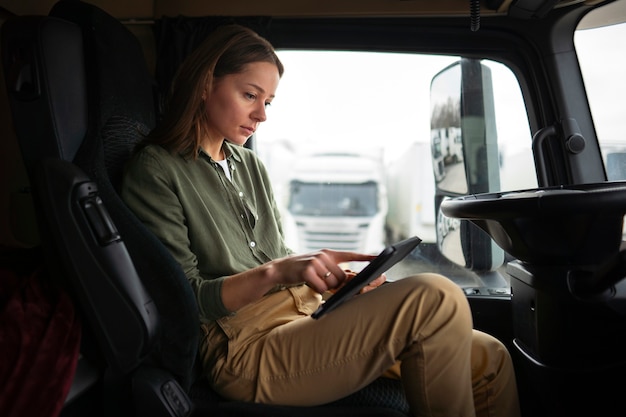 Vue latérale femme travaillant comme chauffeur