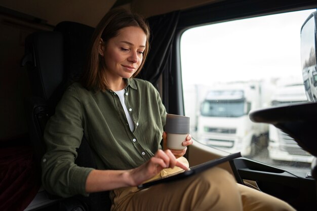 Vue latérale femme travaillant comme chauffeur