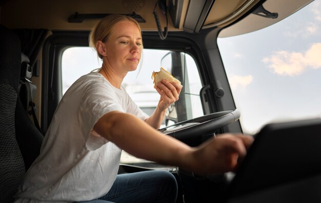 Vue latérale femme travaillant comme chauffeur