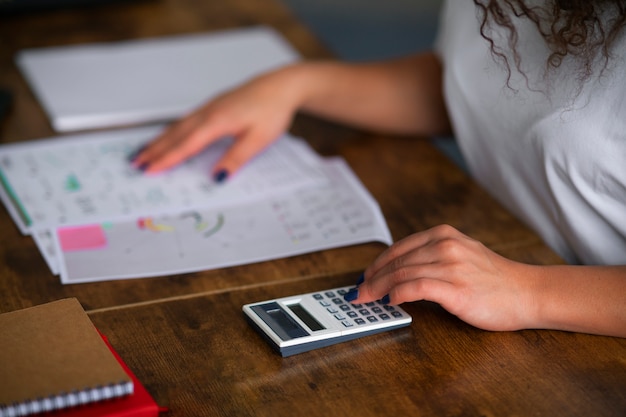 Photo gratuite vue latérale femme travaillant comme économiste