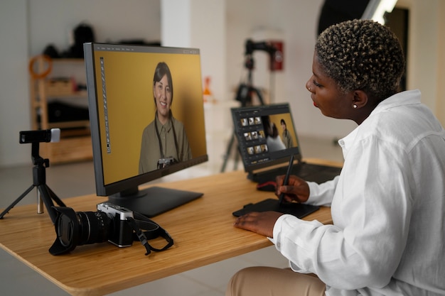 Photo gratuite vue latérale femme travaillant comme photographe