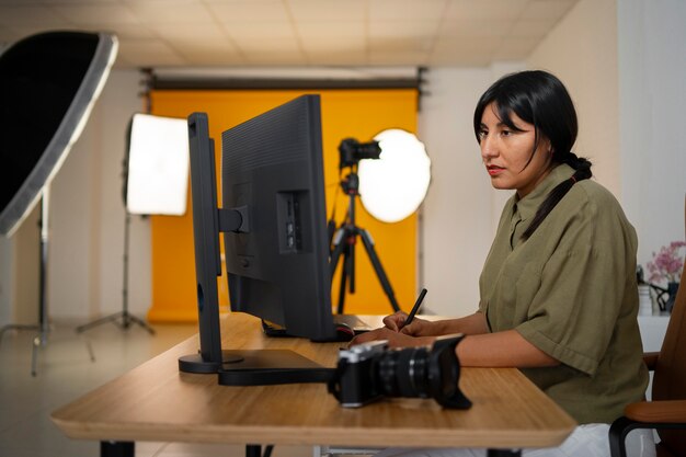 Vue latérale femme travaillant comme photographe