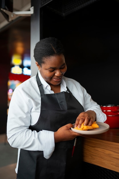 Vue latérale femme travaillant dans l'industrie des services