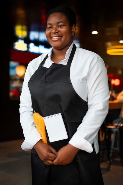 Photo gratuite vue latérale femme travaillant dans l'industrie des services