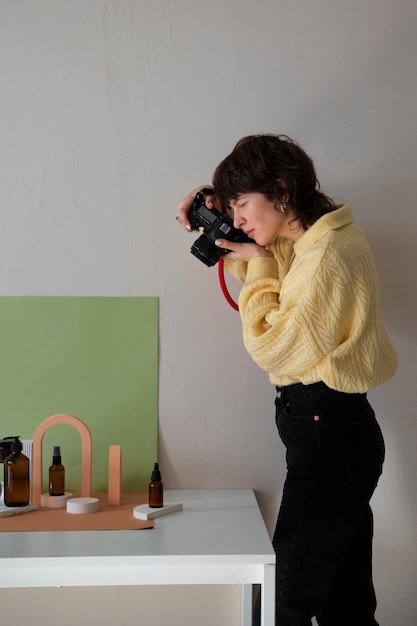 Vue latérale femme travaillant dans un studio de photographie