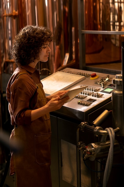 Photo gratuite vue latérale femme travaillant dans une usine de bière