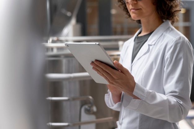 Photo gratuite vue latérale femme travaillant dans une usine de bière