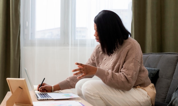 Vue latérale femme travaillant à domicile