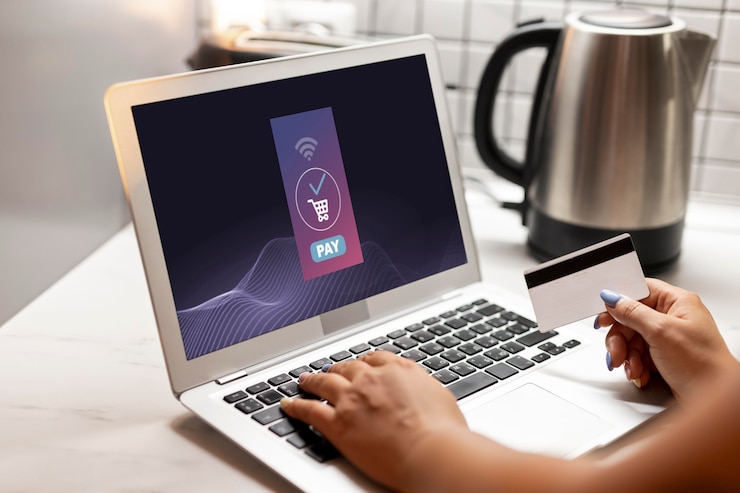 Photo gratuit vue latérale d'une femme utilisant un ordinateur portable pour faire des achats en ligne avec une carte de crédit
