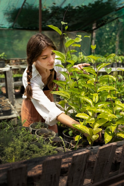 Vue latérale femme vérifiant l'usine