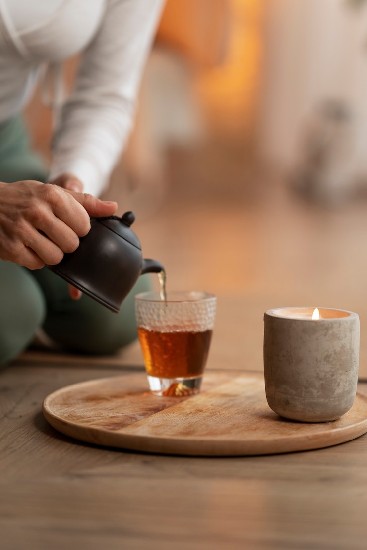 Photo gratuit vue latérale femme versant une boisson chaude