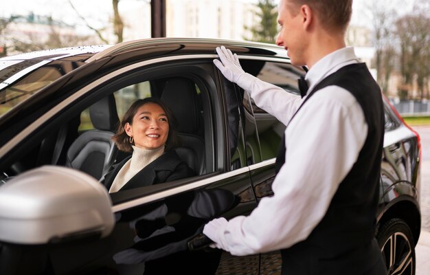 Vue latérale femme avec voiture