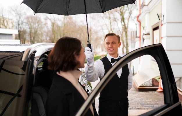 Photo gratuite vue latérale femme avec voiture