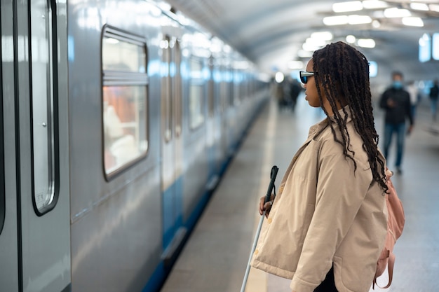 Vue latérale femme voyageant seule