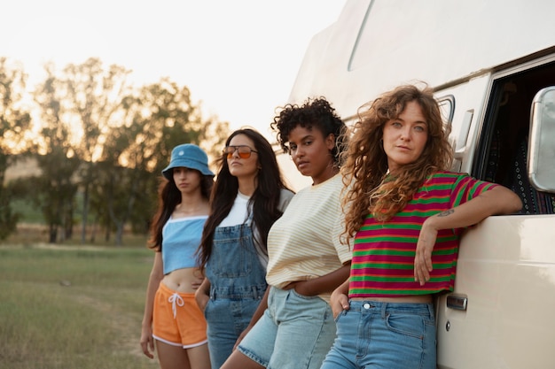 Vue latérale des femmes debout près du camping-car