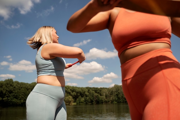 Vue latérale des femmes faisant de l'exercice ensemble