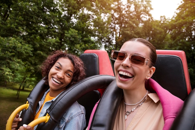 Vue latérale des femmes sur la grande roue