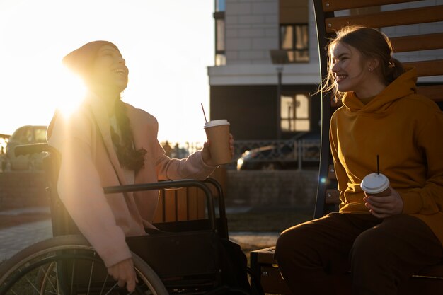 Vue latérale des femmes heureuses discutant