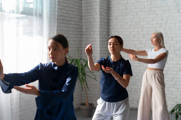 Vue latérale des femmes pratiquant le tai chi