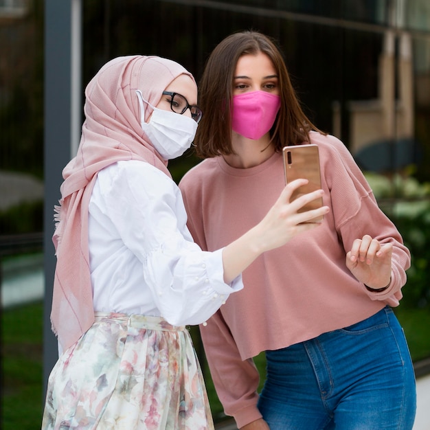 Photo gratuite vue latérale des femmes prenant selfie