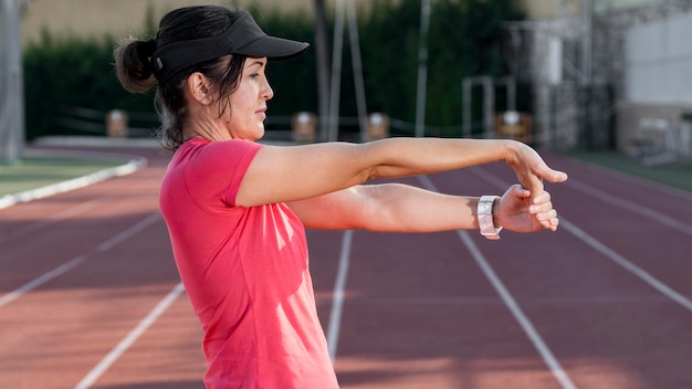 Photo gratuite vue latérale des femmes qui s'étirent