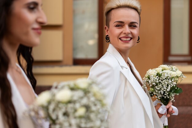 Vue latérale des femmes qui se marient